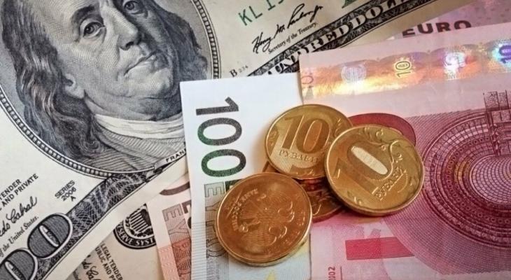 «Полная неопределенность» — Экономисты сделали прогноз по курсу доллара в Беларуси. Что ожидают?