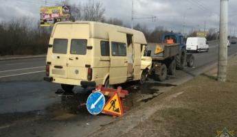 В Бресте микроавтобус врезался в прицеп трактора