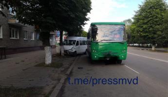 В Барановичах маршрутка врезалась в дерево