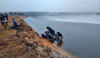 В Лоевском районе в реке нашли трактор с погибшим водителем