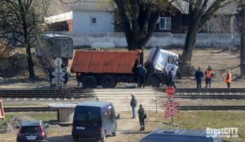 В Бресте грузовик столкнулся с тепловозом