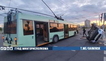 В Минске троллейбус перевернул легковушку