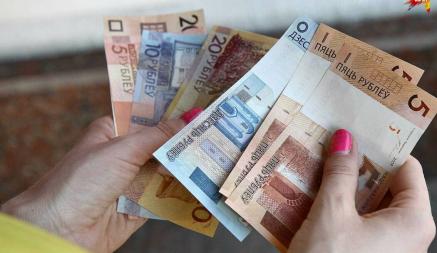 В Беларуси с 1 января повышают зарплаты бюджетникам и не только. Кому и на сколько?