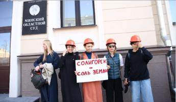 В Минске у суда задержали шесть сторонников рабочих «Беларуськалия». В том числе за снятую маску с человека в штатском