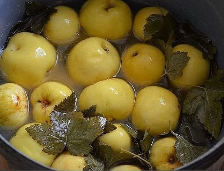 Вариант 1: Классический старинный рецепт моченых яблок с медом