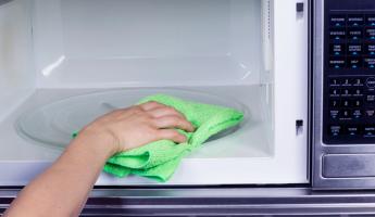 Как быстро очисить микроволновку от жира внутри лимонной кислотой и уксусом в домашних условиях?