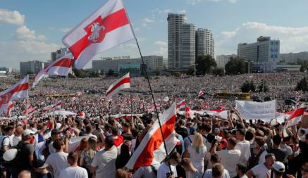 Впервые в истории. Петицию в защиту бчб-флага подписали более 100 тыс белорусов