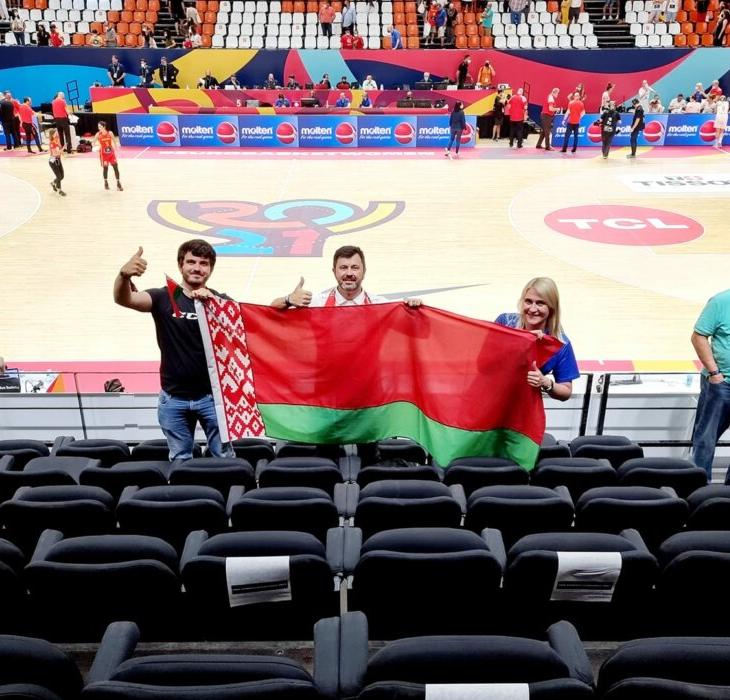 БЧБ-флаги запретили в Испании на Евробаскете. Вот, что белорусские болельщики придумали в ответ