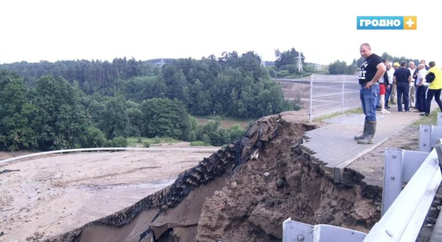 Водой размыло укрепленные откосы по обе стороны моста,