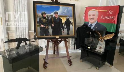 Автомат Лукашенко выставили во Дворце независимости как экспонат. И не только его