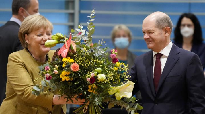 Подарок с намеком на мужа. Новый премьер Германии Шольц подарил Меркель на прощание куст кизила и цветы