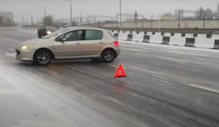 Смотрите какой каток появился на дороге Минска. А вы еще не переобулись на зиму?