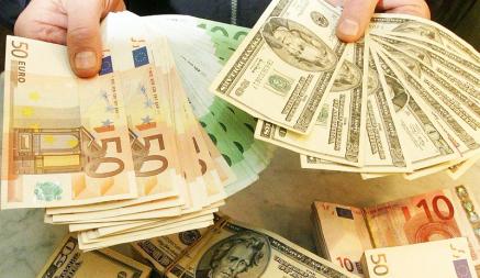 Белорусы за 10 месяцев купили на $54,7 млн валюты, чем продали. А что будет с курсами к концу года?