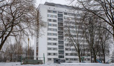 "На верхних этажах жарко, на нижних — холодно". Как сейчас живется в первых совминовских 11-этажках в центре Минска
