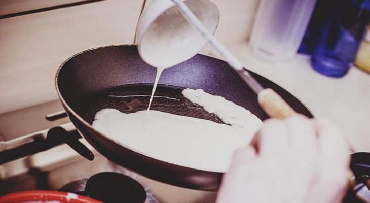 Наливаете тесто для блинов на сковороду ложкой или черпаком? Мы нашли способ проще и точнее