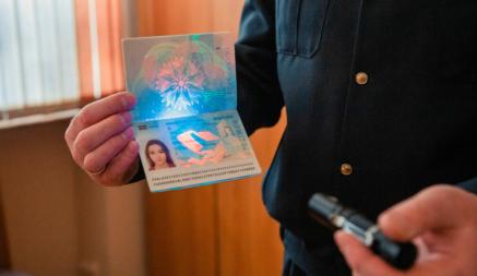 Сгорают ли визы и зачем два паспорта одновременно. В ГПК рассказали, как выехать из Беларуси за границу с биометрическими документами
