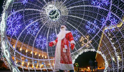 Космическая Снегурочка все равно круче? В Минске в новогоднюю ночь Дед Мороз покажет, «кто на самом деле главный». Салют все-таки будет?