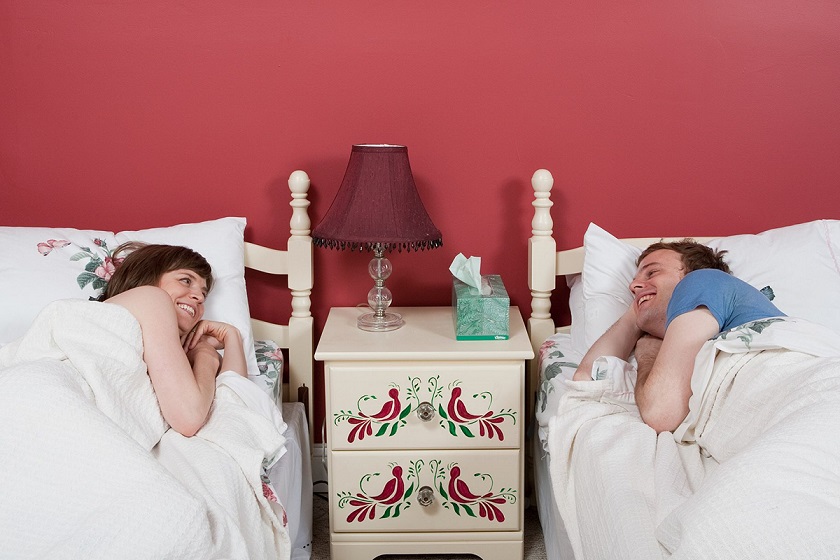 Сон в разных кроватях может спасти брак и улучшить интимные отношения. Психологи рассказали, когда стоит попробовать