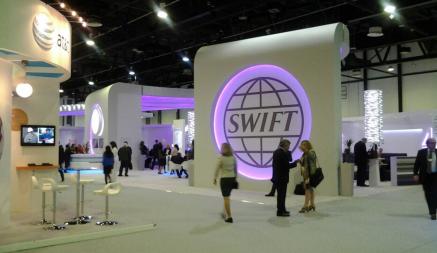 Семь российских банков отключат от SWIFT — СМИ. Какие?