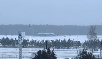 В аэропорту Минска самолет выкатился за взлетно-посадочную полосу. Начались проблемы с другими рейсами