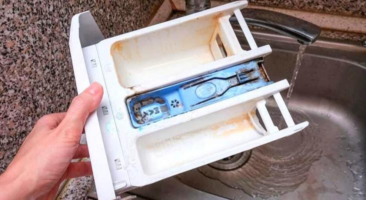 Как быстро почистить лоток стиральной машины? Нашли лайфхак для «окаменелостей»