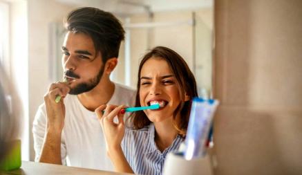 Почему после еды нельзя чистить зубы? А когда точно нужно? Узнали неожиданное мнение дантистов