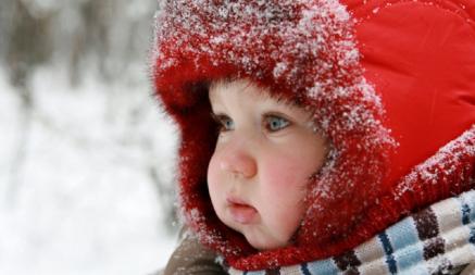 Закутываете ребенка зимой? Это ошибка. Педиатр рассказала, как правильно одевать детей в мороз