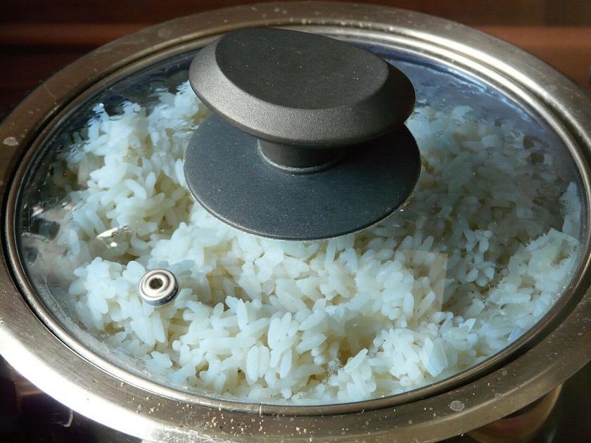 Рис часто слипается и пригорает? Но так не будет, если изменить кое-что в варке