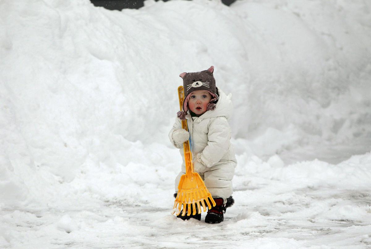 Весело со снегом. Ребенок в сугробе. Дети в снегу. Дети зимой. Дети в сугробе зимой.