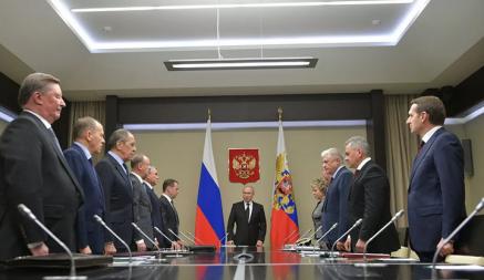 Часы Шойгу все выдали? В России показали «прямую трансляцию» срочного заседание Путина и Совбеза. Но что-то пошло не так