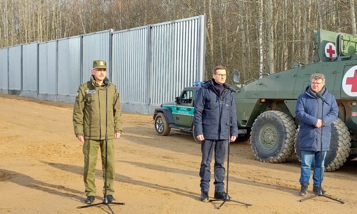 «Все идет по плану» — Польский премьер осмотрел строительство стены на «священной» границе с Беларусью. Вот как она выглядит
