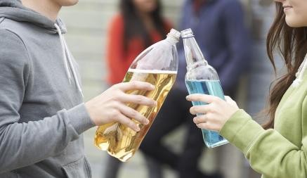 Белорусы пожаловались, что их штрафуют за распитие безалкогольного пива на улице. В МВД ответили