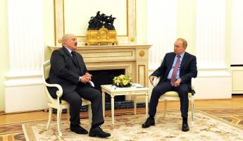Сдал ПЦР? Путин посадил Лукашенко за маленький стол в Кремле и угостил русскими драниками. А такие бывают?