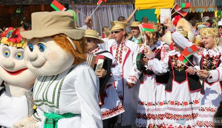 54,9% от средней. Министр культуры Беларуси признался, что уровень зарплаты его работников «очень низкий». Как пообещал решить проблему?