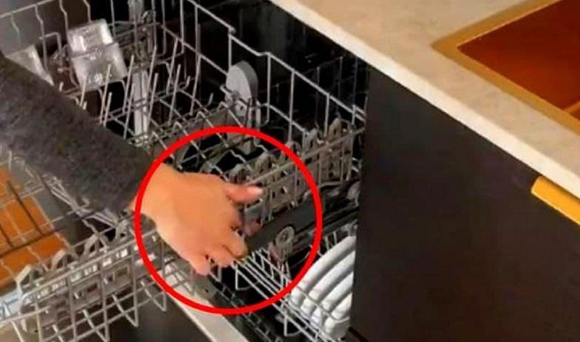 Между тем, что в посудомоечной машине есть «секретная»