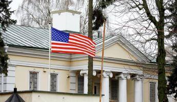 США больше не будет выдавать белорусам визы в Минске. Что произошло?