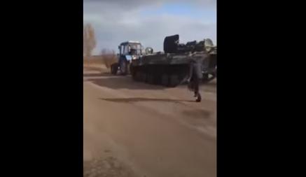 «Это хит!» — Украинец на тракторе угнал… российский БТР