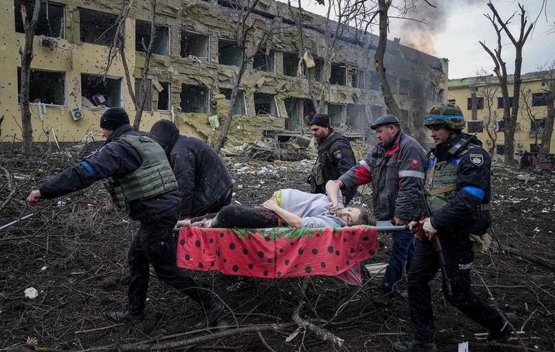 «Российские оккупационные войска сбросили несколько бомб на детскую
