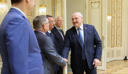 «Ходят и зубами щелкают» — Лукашенко назвал санкции Запада «огромными возможностями» и заговорил о возрождении из «пепла»