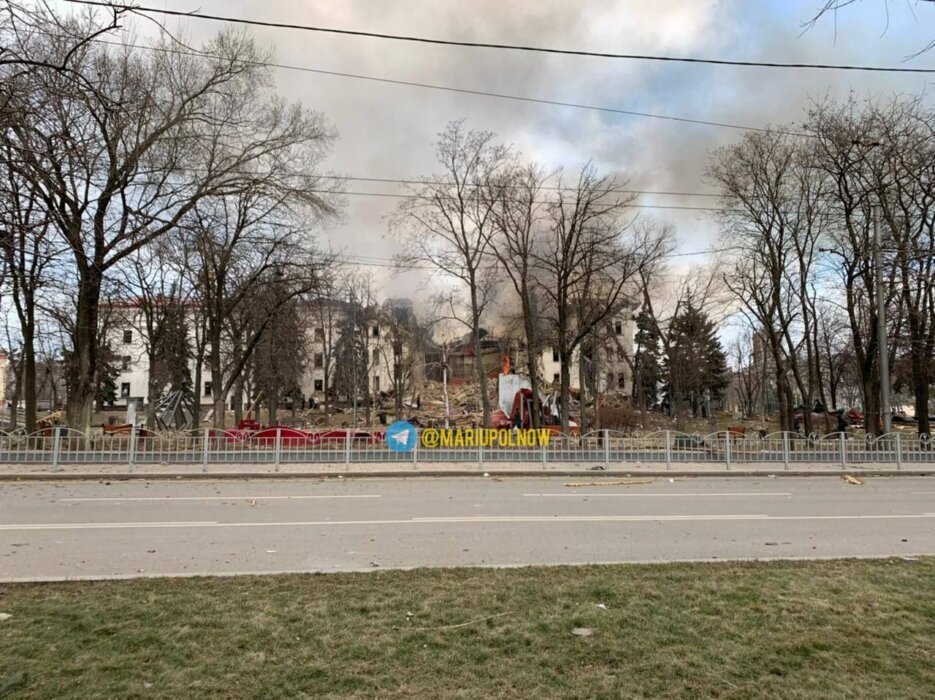 «Не знаем, есть ли уцелевшие» — Власти Мариуполя обвинили русских в бомбежке драмтеатра. Те — полк «Азов». Сколько там пряталось мирных жителей?