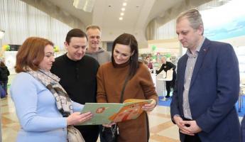 ГосСМИ показали фото, как глава Мининформа и пресс-секретарь Лукашенко радостно читают книгу про… сопли. Зачем?