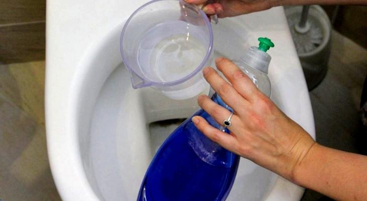 Зачем лить в унитаз средство для мытья посуды? Узнали, как прочистить .