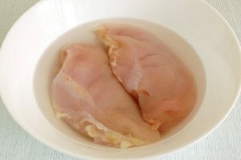 Медики советуют не варить суп на «первом» курином бульоне и не есть шкурку. Но есть совет получше — без отказа от самого вкусного