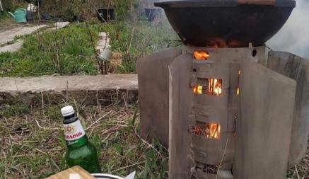 «Где заказать?» — Украинцы показали фото, как жарят шашлыки на хвосте русской ракеты. Посольство США заинтересовалось