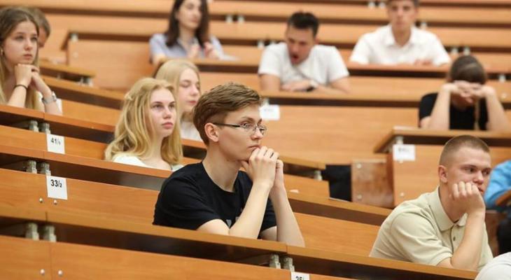 В Беларуси выпускные экзамены в школах заменили централизованным. Как теперь придется поступать в вузы с 2023 года?