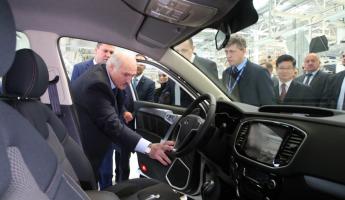 Лукашенко пообещал не ездить на «Мерседесах». Пересядет на Geely? Или на «Москвич»?