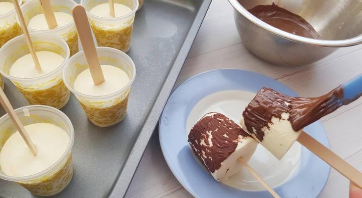 Как сделать домашнее мороженое? Понадобится йогурт и еще всего два продукта. Оцените простой и низкокалорийный рецепт
