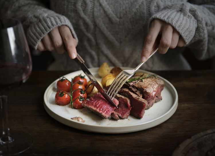 Вы едите его почти каждый день. В ВОЗ рассказали, почему красное мясо приводит к раку. И что же делать?