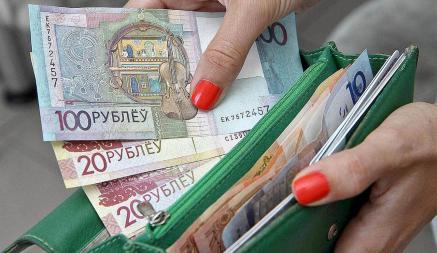 Реальная зарплата медиков в Беларуси упала на 15%. А у учителей выросла. Сколько они получали в мае?