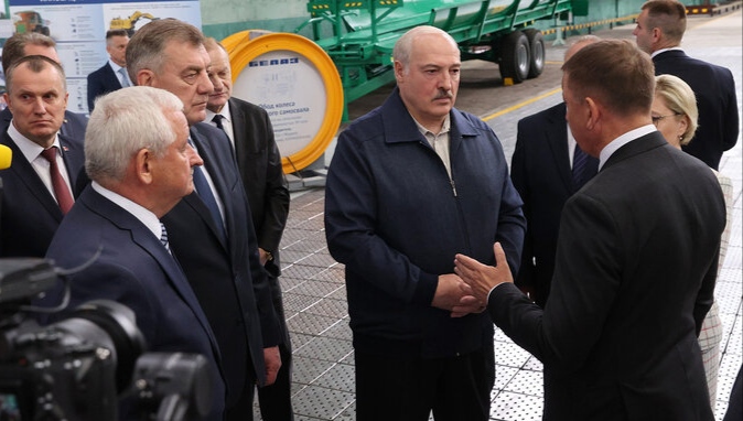 «Но не силой» — Лукашенко приказал чиновникам «растаскивать людей» по все Беларуси